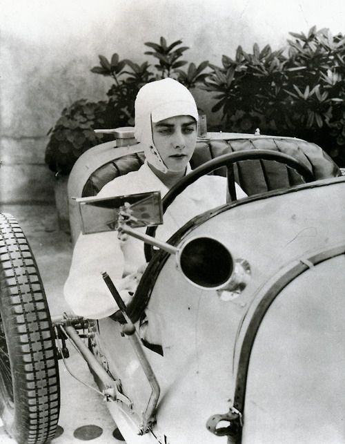 This image has an empty alt attribute; its file name is flapper-21-george-hoyningen-huene-colette-salomon-as-the-modern-woman-vogue-1927.jpg